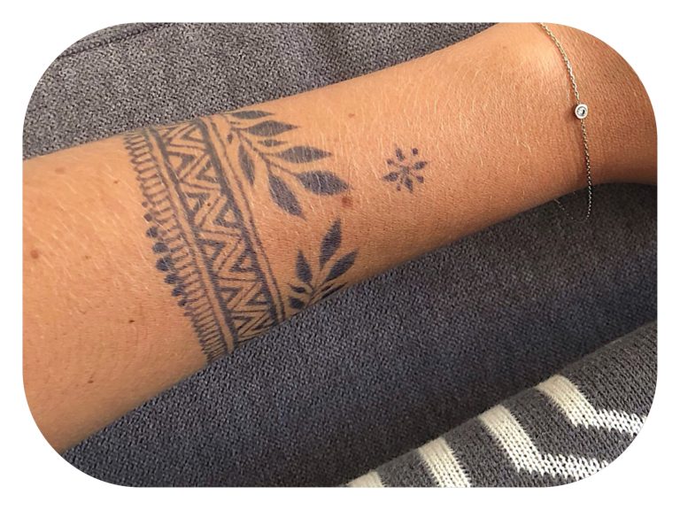 Lire la suite à propos de l’article Le tatouage au jagua⎪Zoom sur le tatouage éphémère et naturel